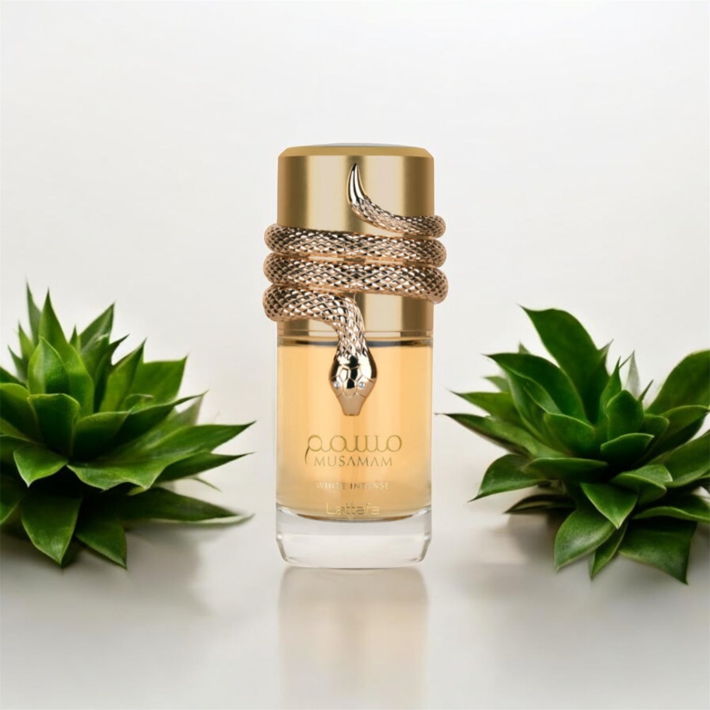 Perfume unisex Lattafa Musamam White Intense Eau de Parfum 100ml con notas de pera, caramelo, vainilla y ámbar en frasco blanco elegante con detalles dorados