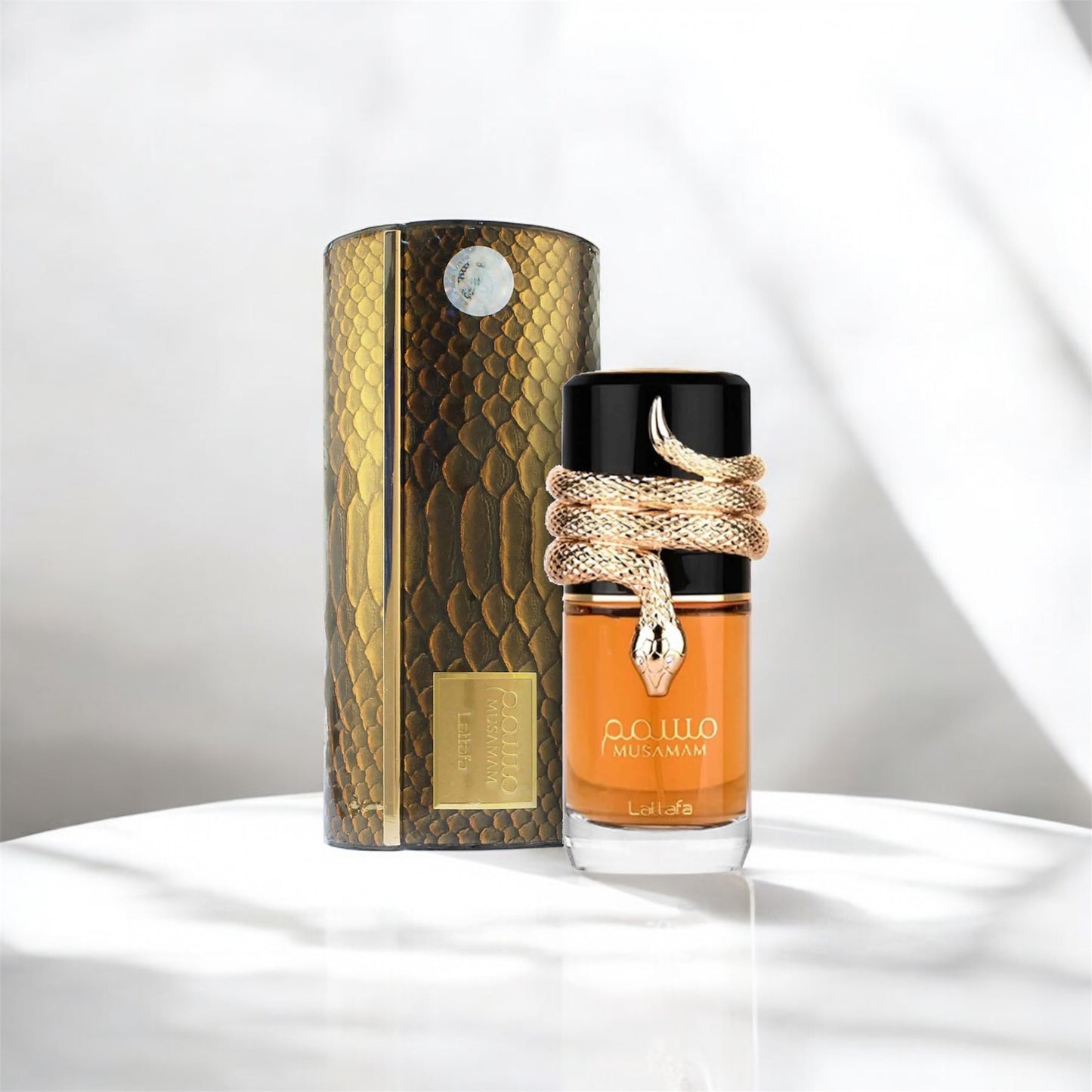 Perfume unisex Lattafa Musamam Eau de Parfum 100ml con notas de mandarina, azafrán, incienso y cuero en frasco de diseño lujoso